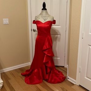 Build in bra size dd, waist 30.5, hips 33, dress length 56.